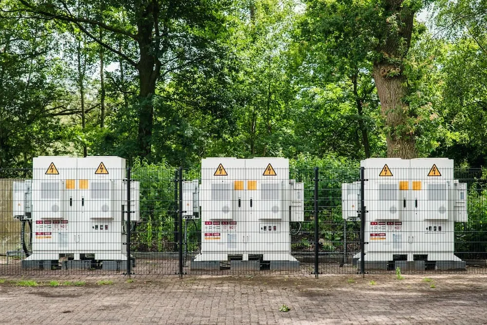 Batterijcontainers voor energieopslag op een bedrijfsterrein