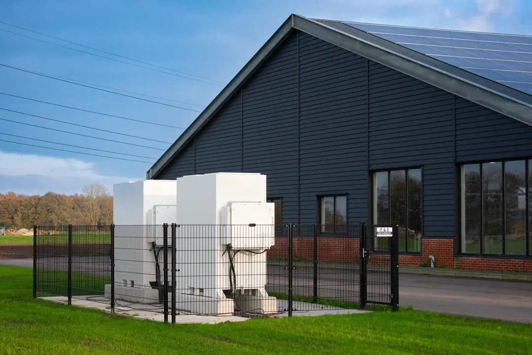 Batterijsystemen naast een bedrijfspand