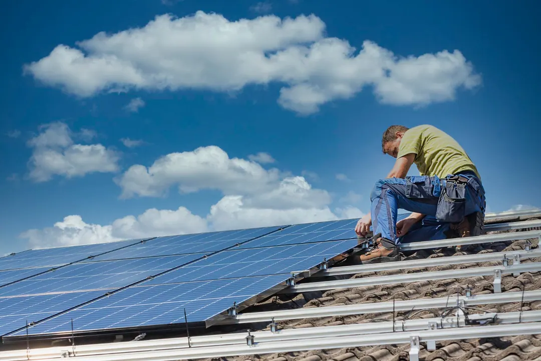 Energie-installateur aan het werk aan een elektrische installatie