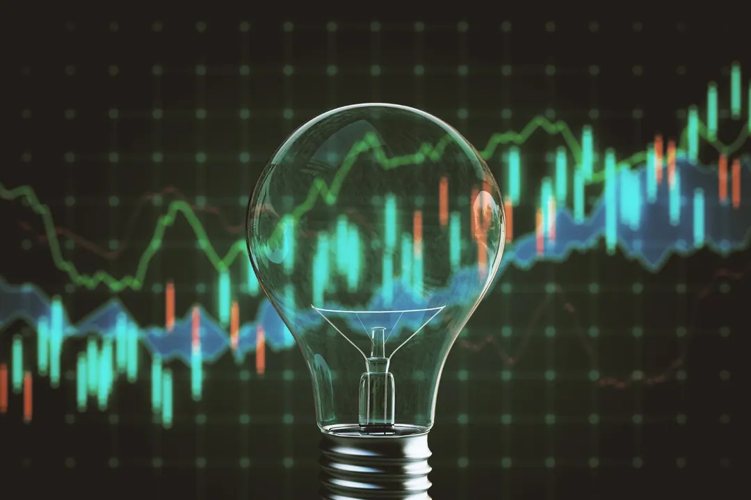 Gloeilamp voor een koersgrafiek met schommelende elektriciteitsprijzen