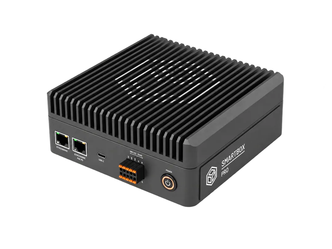 Smartbox Pro met geribde zwarte behuizing, twee Ethernetpoorten, USB-C en oranje aansluitklemmen