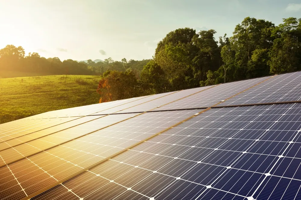 Zonnepanelen bij zonsondergang, gekoppeld aan een energieopslagsysteem