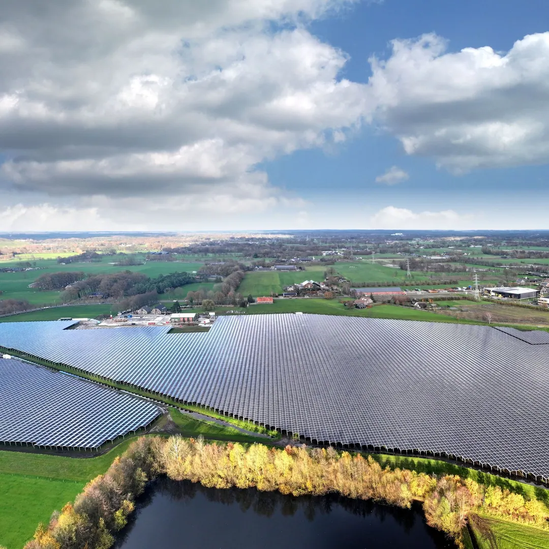 Luchtfoto van een grootschalig zonnepark aangestuurd door Smartbox