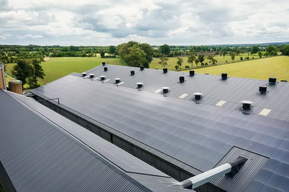 Zonnepanelen op het dak van een bedrijfspand