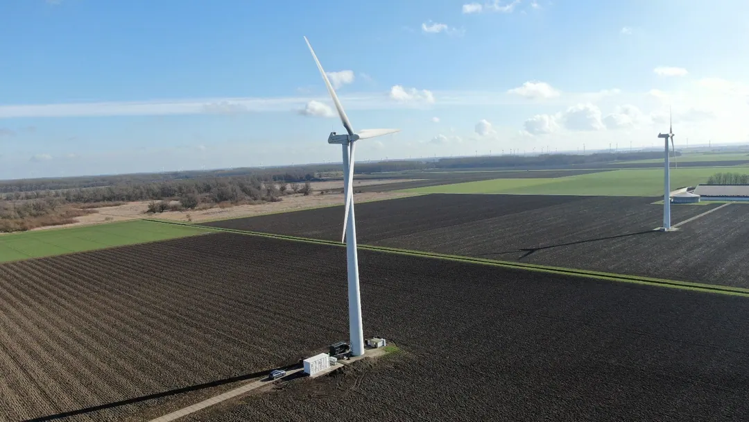 Windturbine in een open landschap